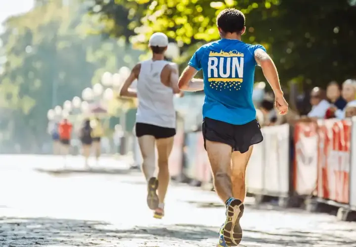 Co to jest maraton? Poznaj jego znaczenie i wyzwania biegowe