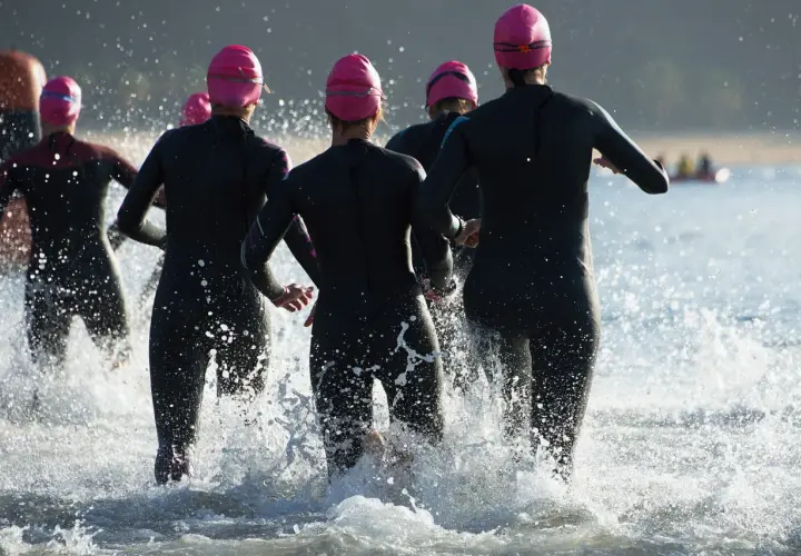 Pierwsza pianka triathlonowa – jak dobrać grubość neoprenu i uniknąć kosztownych błędów