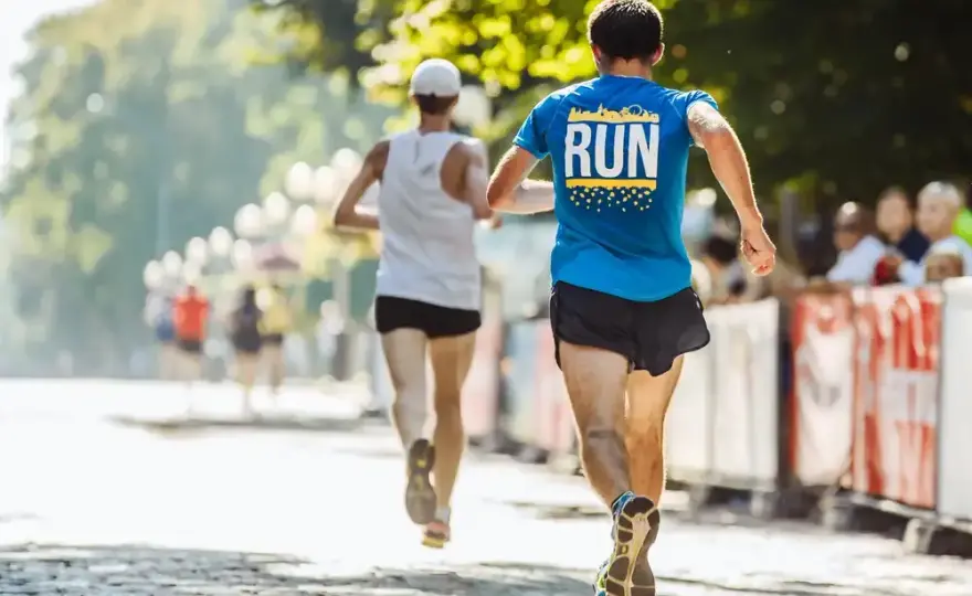 Co to jest maraton? Poznaj jego znaczenie i wyzwania biegowe