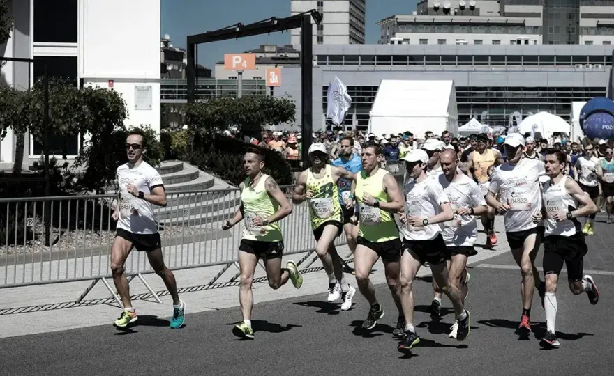 Maraton skąd nazwa? Odkryj fascynującą historię tego terminu