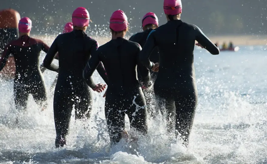 Pierwsza pianka triathlonowa – jak dobrać grubość neoprenu i uniknąć kosztownych błędów